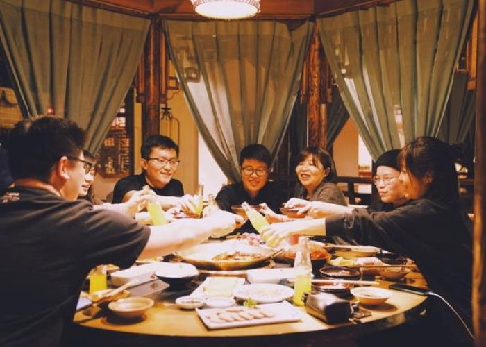 【19人聚餐11人感染新型肺炎/19人聚餐全部死亡】