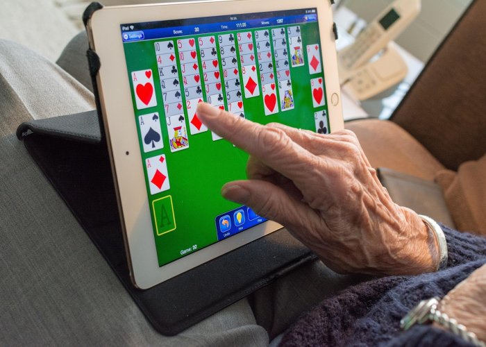 给大家讲解“微信群链接炸 金花买房卡”房卡详细充值