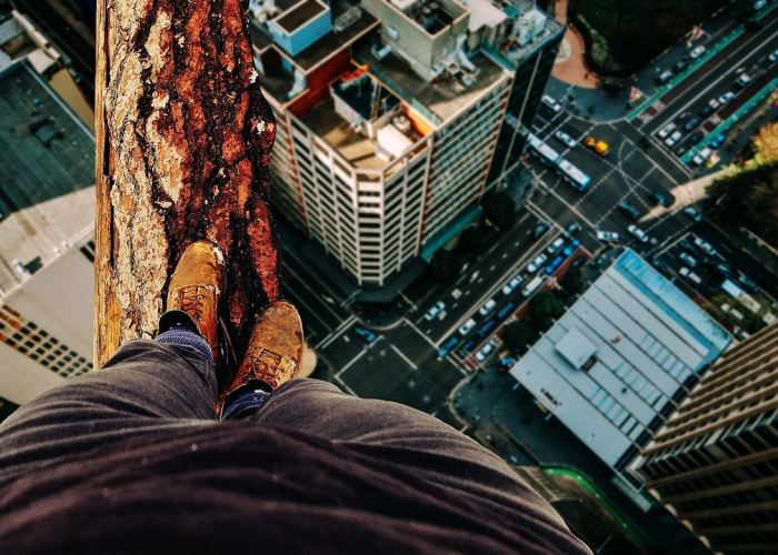南京陆地升为中风险城市，疫情防控再升级，市民生活与城市韧性面临考验