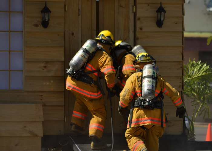 吉林市突发火灾现场直击,救援全力展开,起火原因尚在调查中 吉林市突发火灾现场直击,救援全力展开,起火原因尚在调查中