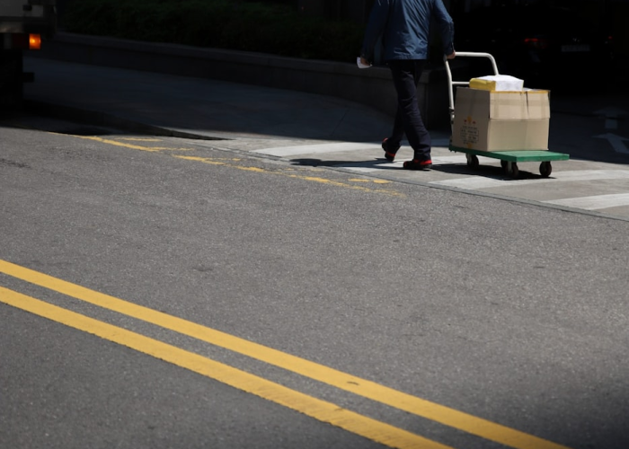 河南郑州富士康员工徒步返乡图片/郑州富士康参观